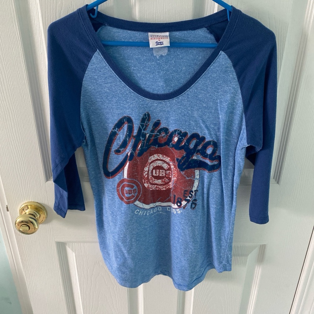 Chicago cubs 3/4 length sleeve shirt. Size medium with a vintage design. #cubs